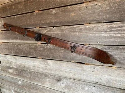 Стенен багажник за ски якета